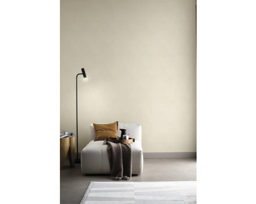 Helles Zimmer mit Sessel, Stehlampe und Teppich