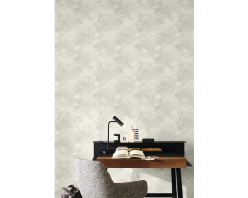 Espace de bureau avec papier peint à motifs, bureau et chaise de bureau