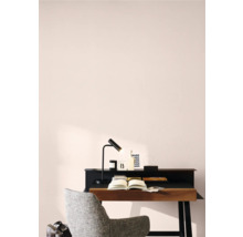 Schreibtisch mit Lampe, Notizbuch und Bürostuhl in einem Arbeitszimmer