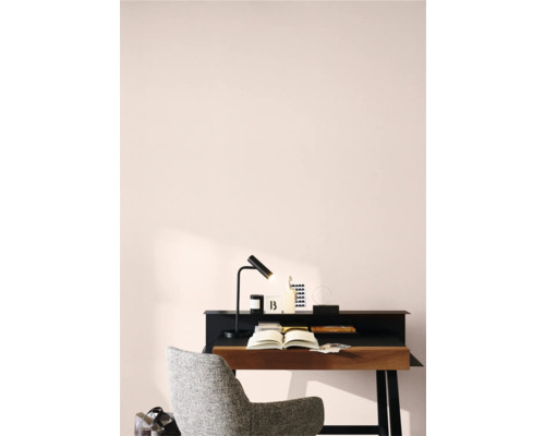 Schreibtisch mit Lampe, Notizbuch und Bürostuhl in einem Arbeitszimmer