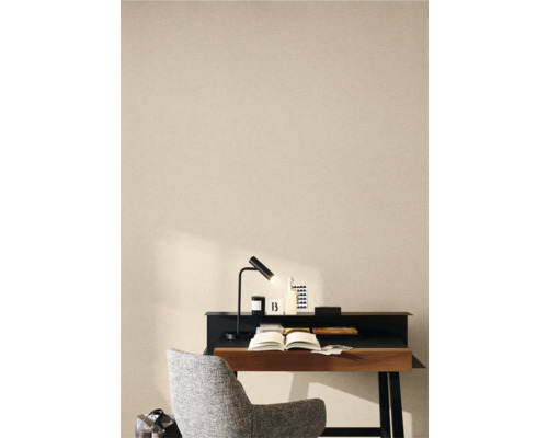 Schreibtisch mit Lampe, Buch und Stuhl in einem Arbeitszimmer