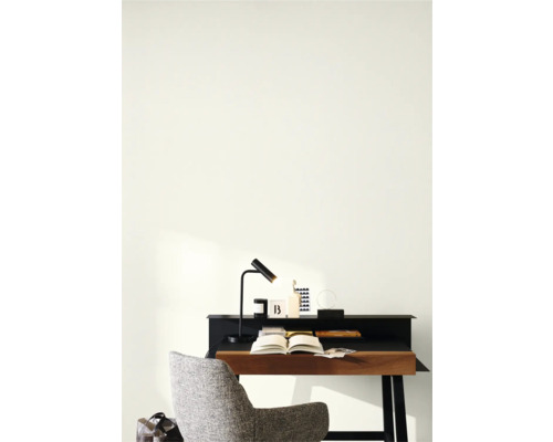 Un bureau avec une lampe, une chaise et un livre ouvert dans un bureau.