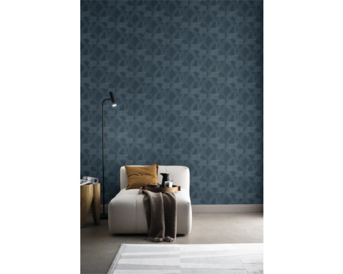 Wohnzimmer mit blauer geometrischer Mustertapete, Sessel, Stehlampe und Teppich