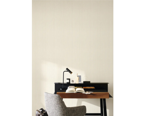 Bureau avec bureau, chaise et papier peint rayé