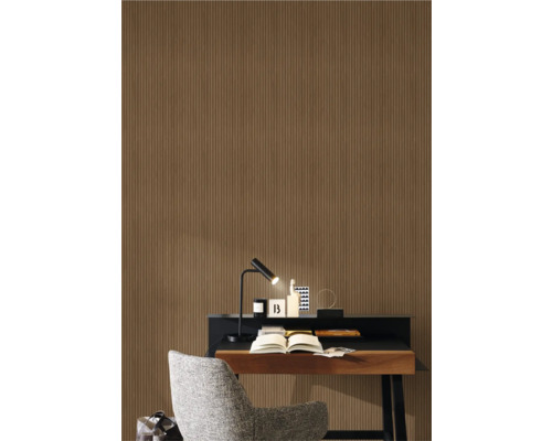 Raumansicht mit brauner Tapete mit Streifenmuster, Schreibtisch und Sessel