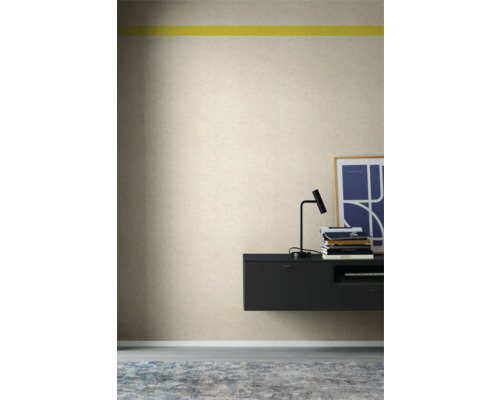 Vue d''une pièce avec papier peint beige, bande décorative jaune, buffet noir et tapis