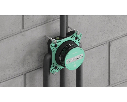 Heizungsverteiler mit montiertem Zubehör an einer Wand