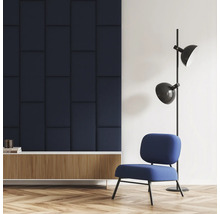 Wohnzimmer mit Wandpaneelen, Sideboard, Stuhl und Stehlampe