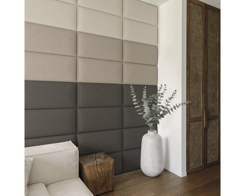 Wohnzimmer mit gepolsterten Wandpaneelen, Sofa, Holzhocker und Dekoration