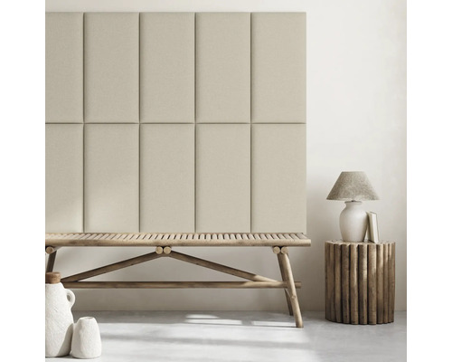 Wandkissen Leinenoptik creme Gewebte-Optik 30 x 60 cm Szene mit Wandpaneelen, Bank und Beistelltisch für die Raumgestaltung
