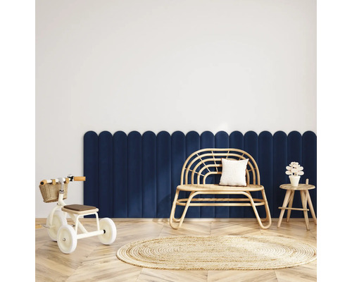 Coussin mural Riviera bleu foncé ovale aspect velours 90 x 15 cm Chambre d''enfant avec revêtement mural bleu, banc en rotin, tapis rond, table pour enfant et tricycle