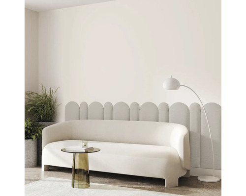 Coussin mural bouclé crème ovale aspect textile 30 x 90 cm Exemple d''aménagement : salon avec canapé, table d''appoint, lampadaire et plantes.
