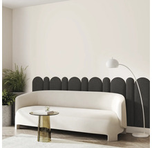Helles Wohnzimmer mit Sofa, Beistelltisch, Stehlampe und Zimmerpflanzen