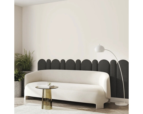 Coussin mural bouclé gris foncé ovale aspect textile 30 x 90 cm Salon lumineux avec canapé, table d''appoint, lampadaire et plantes d''intérieur