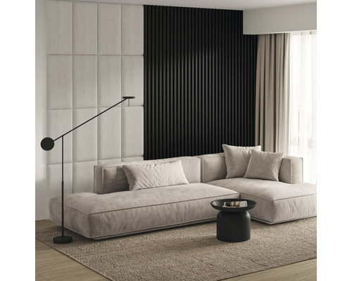 Wandkissen Print Travertin grau Samt-Optik 30 x 60 cm Wohnzimmer mit Ecksofa, Stehlampe und Beistelltisch auf Teppich