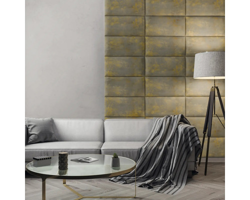 Wandkissen Print Gold Beton Samt-Optik 30 x 60 cm Wohnzimmer mit Sofa, Tisch und Wandpaneelen