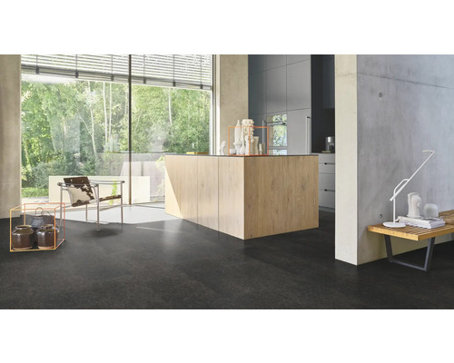 Heller, moderner Raum mit großer Fensterfront, Kücheninsel und dunklem Bodenbelag