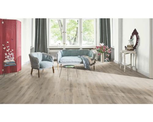 Wohnzimmer mit Laminatboden, Sofa und Sessel