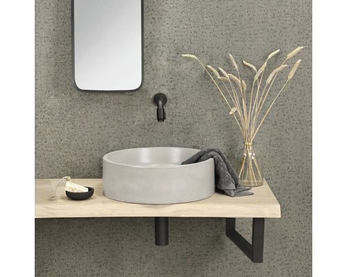 Meuble de salle de bains avec vasque à poser ronde, robinetterie, miroir et décoration