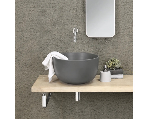 Badezimmeransicht mit Aufsatzwaschbecken, Spiegel und Handtuch