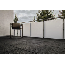 Balcon avec dalles en caoutchouc, brise-vue et chaise