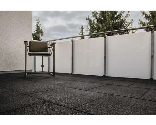 Balcon avec dalles en caoutchouc, brise-vue et chaise