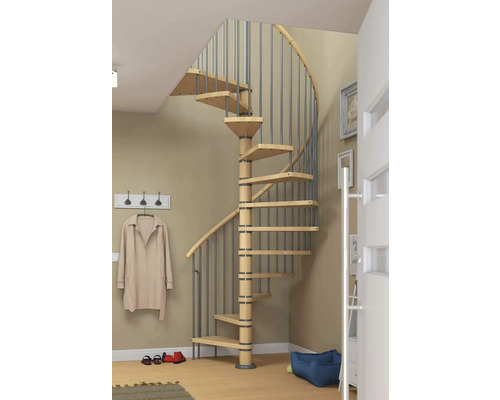 Raumszene mit einer Holz-Wendeltreppe mit Metallgeländer.