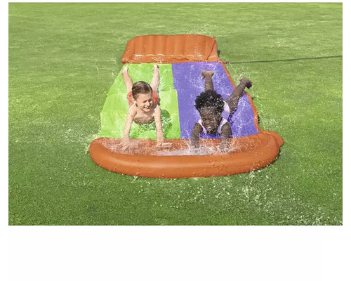 Aire de jeux aquatiques avec deux enfants sur un toboggan aquatique en plein air