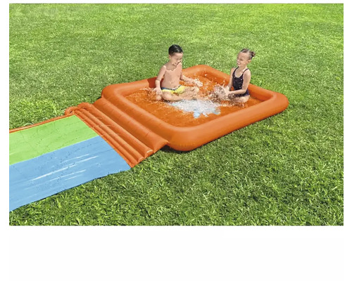 Toboggan aquatique gonflable avec pataugeoire pour enfants sur une pelouse avec deux enfants