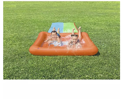 Toboggan aquatique gonflable avec deux enfants sur une pelouse