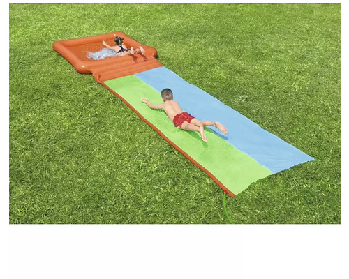 Toboggan aquatique pour enfants sur une pelouse avec des enfants qui jouent