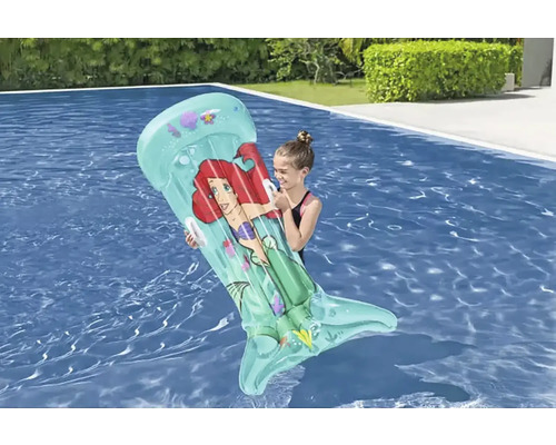 Mädchen hält aufblasbare Luftmatratze mit Arielle-Motiv im Pool