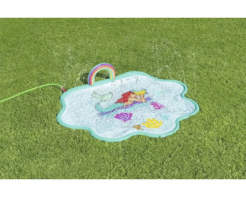 Wasserspielmatte mit Arielle Motiv und Regenbogen Griff auf Rasen