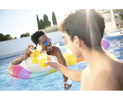 Zwei Männer stoßen mit Getränken in einem Pool mit einer aufblasbaren Schwimmhilfe an.
