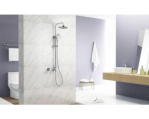 Salle de bains avec ensemble de douche, toilettes et lavabo