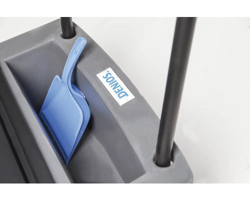 Blaue Kehrschaufel im Behälter