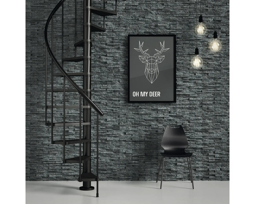 Scène avec escalier en colimaçon, chaise, lampe et décoration murale sur un mur structuré