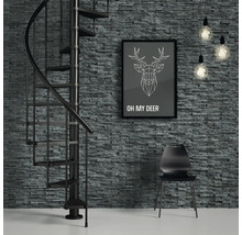 Wohnraum mit Wendeltreppe, Wandbild und Stuhl