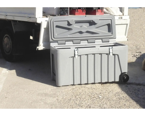 Geöffnete graue Werkzeugkiste aus Kunststoff mit Rädern