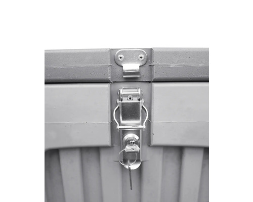 Detailansicht eines abschließbaren Werkzeugkoffers mit Schlüssel