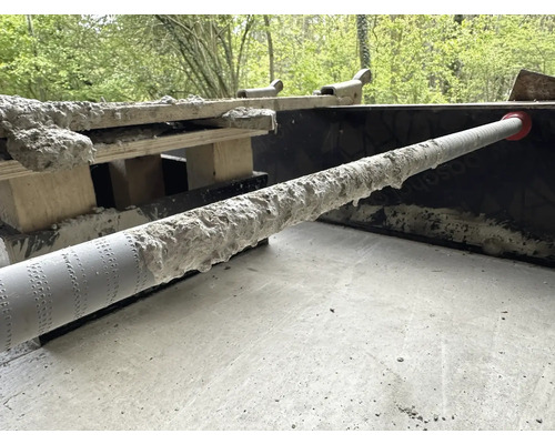 Betonrohr mit Betonresten in einer Baustelle