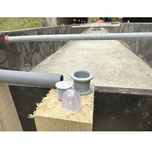 Éléments de drainage et tuyaux pour la construction de bassins