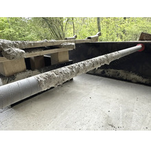 Travaux de bétonnage avec tube de coffrage et construction en bois