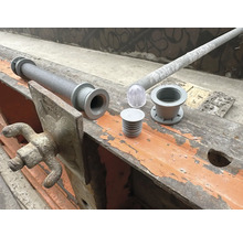 Accessoires en béton pour la construction sur un chantier.