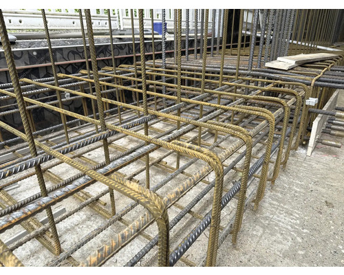 Bewehrungskonstruktion aus Stahl für Betonarbeiten.