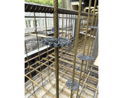 Cage d''armature avec entretoises en plastique