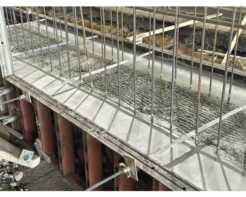 Betonfundament mit Bewehrungsstahl in Schalung
