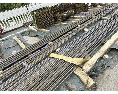 Baustahlmatten und Bewehrungsstäbe zur Betonverstärkung auf einer Baustelle.