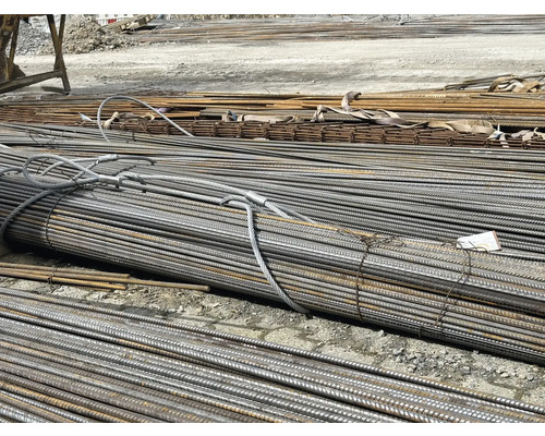 Bündel von Betonstahl auf einer Baustelle gelagert