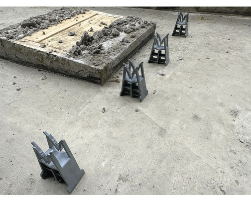 Betonfundament mit Abstandhaltern für den Bau auf einer ebenen Fläche